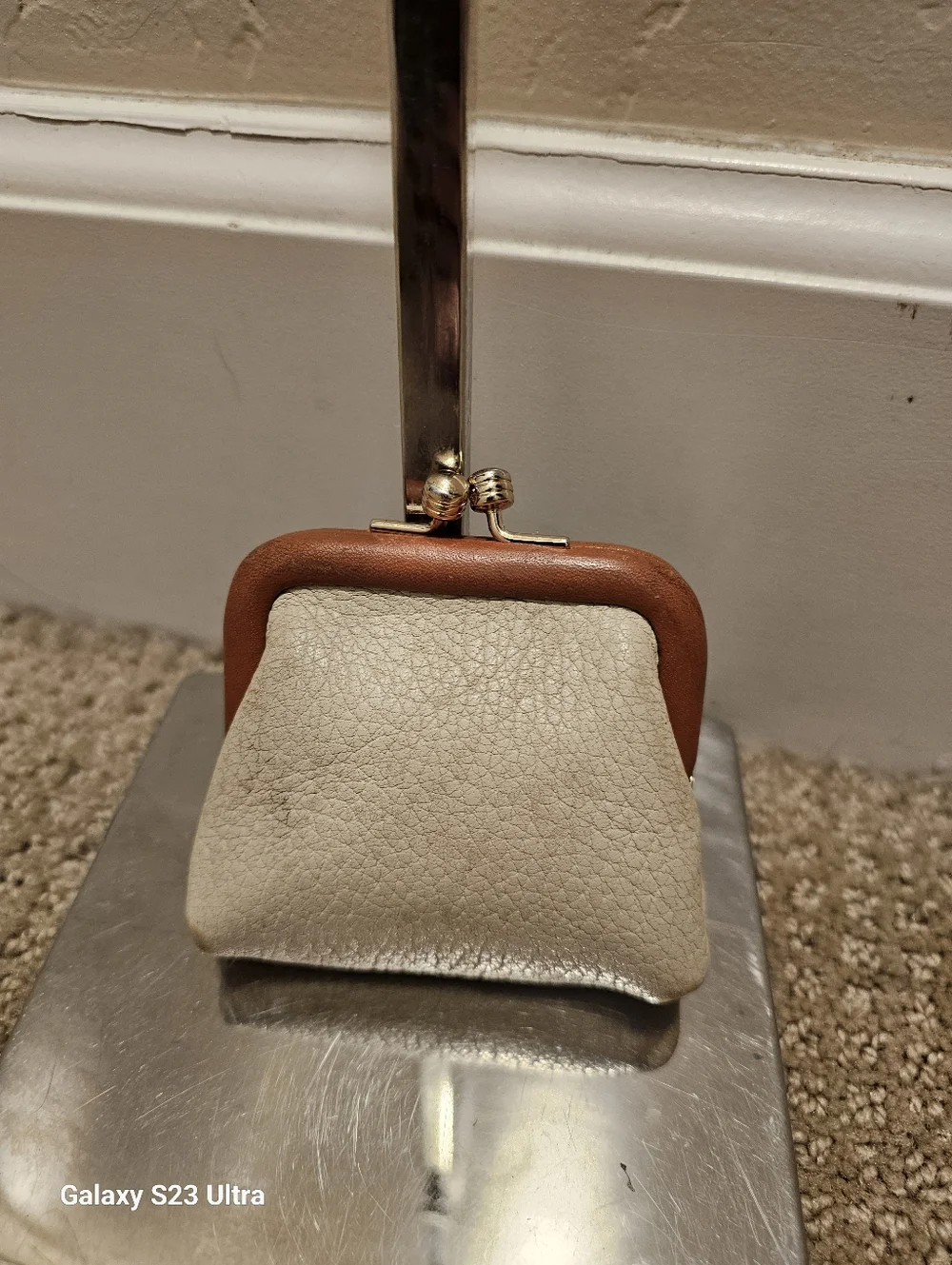Dooney & Bourke Vintage White Pebbled Leather Coin Purse - Picture 2 of 10